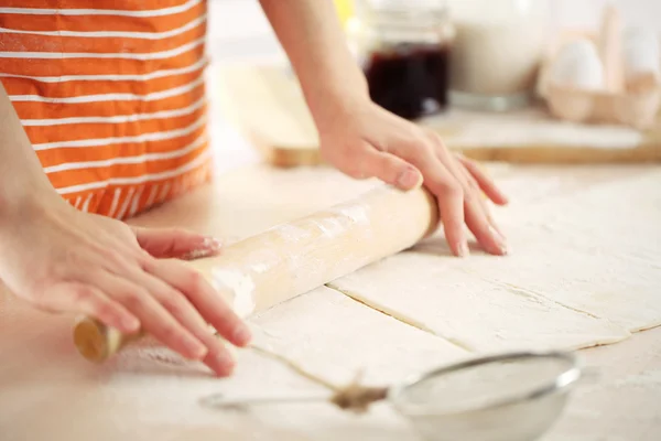 Hacer galletas de croissant . — Foto de Stock