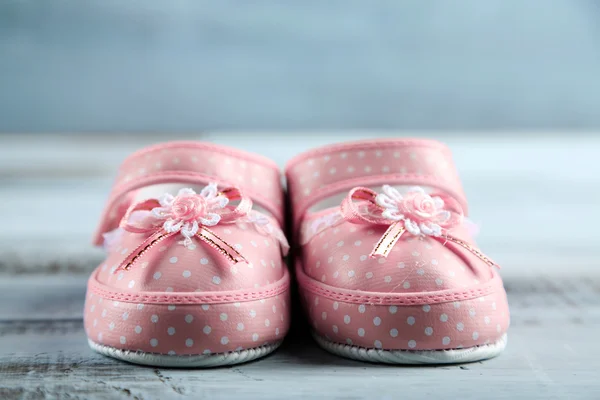 Lyserøde småbørn sko - Stock-foto