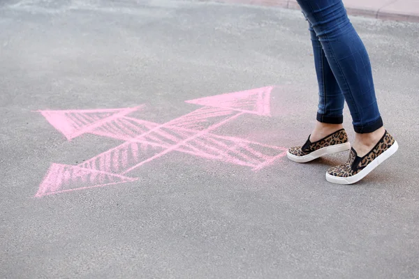 Female feet and drawing arrows — Stock Photo, Image