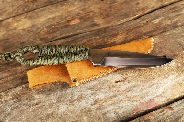 Coltello da caccia su sfondo di legno — Foto Stock