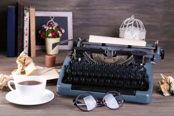 木制的桌子上的复古打字机 — 图库照片