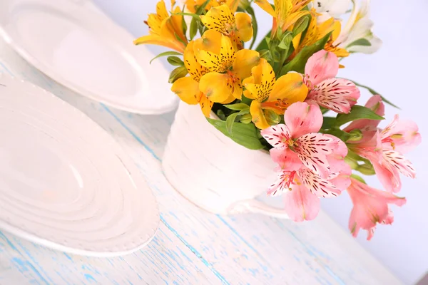 De instelling van de tabel met bloemen — Stockfoto
