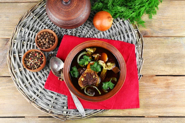 Zuppa di funghi su stuoia di vimini e tovagliolo di colore, vista dall'alto — Foto Stock