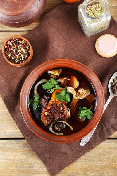 Soupe aux champignons sur table en bois, vue sur le dessus — Photo