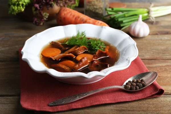 Sopa de cogumelos no fundo de madeira — Fotografia de Stock