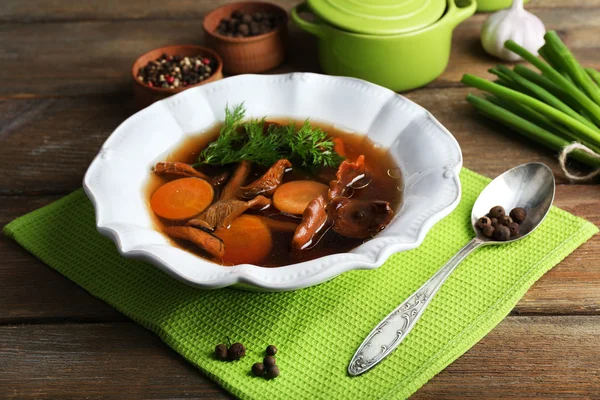 Soupe aux champignons sur fond de bois — Photo