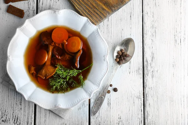 Sopa de cogumelos na mesa de madeira, vista superior — Fotografia de Stock