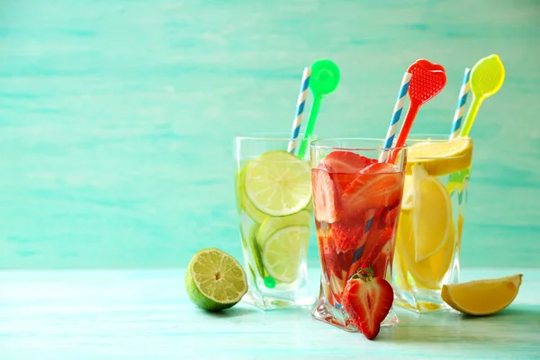 Cócteles con fresas frescas y limón sobre fondo de madera —  Fotos de Stock