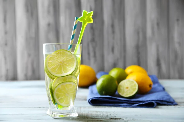 Cocktail with fresh citrus fruits on wooden background — Stock Photo, Image