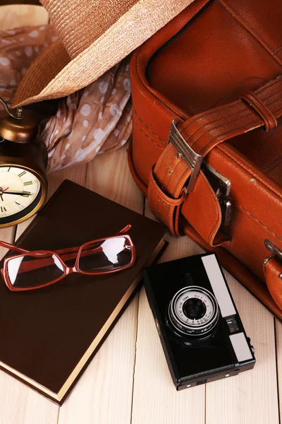 木製の背景の旅行のためのスーツケースをパッキング — ストック写真
