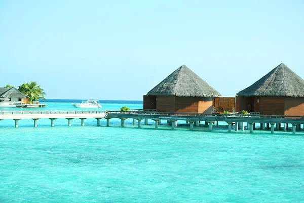 Villas aquatiques sur fond d'océan, en station balnéaire — Photo