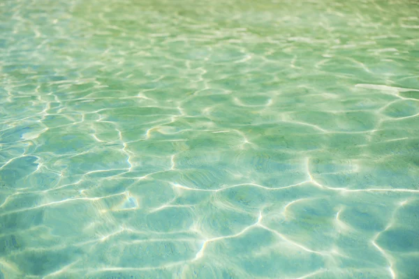 Tydlig ocean vatten, i resort — Stockfoto