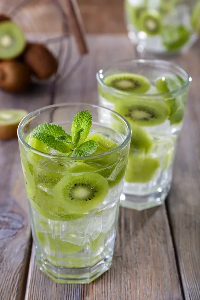 Verres de cocktails sur table en bois, gros plan — Photo