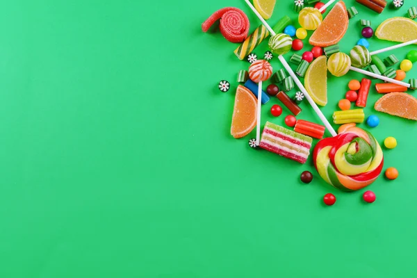 Барвисті цукерки на зеленому фоні — стокове фото