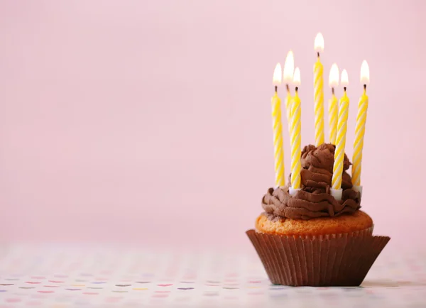 Delicioso cupcake de aniversário no fundo claro — Fotografia de Stock