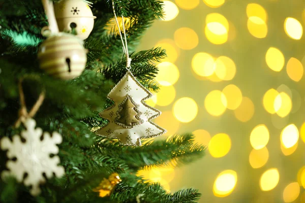 Versierde kerstboom op wazig, sprankelende en fee achtergrond — Stockfoto