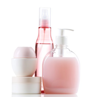 Beyaz arkaplanda izole edilmiş kozmetik şişeler