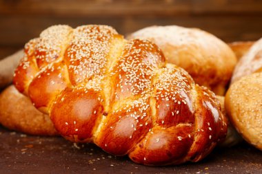 ahşap arka plan üzerinde farklı ekmek