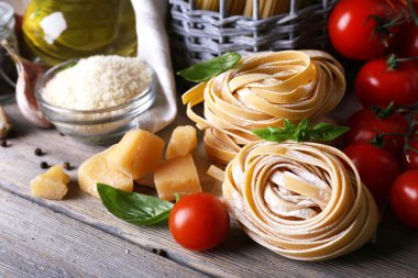 kiraz domates ve diğer malzemelerin üzerine ahşap masa, closeup ile makarna