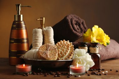 kaplıca tedavisi üzerinde koyu renk arka plan üzerinde ahşap masa bileşimi