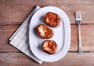 Pate ahşap masa üzerinde üzerinde fırında patates