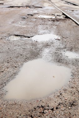 Çok kötü kalite yol çukurların ve su birikintileri