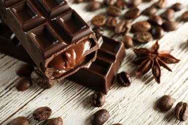 Kahve çekirdekleri ile doldurulmuş çikolata