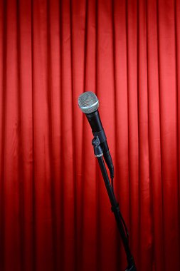 Kırmızı perde arka plan kürsüye mikrofon
