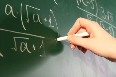 Öğretmen el formülleri tahta zemin üzerine yazma