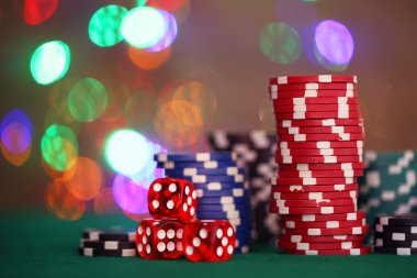 parlak arka plan üzerinde Poker fişleri