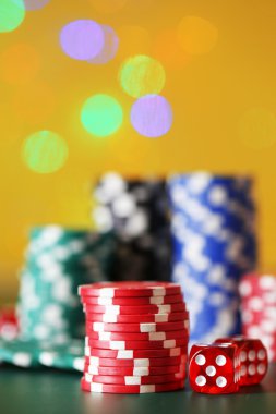 parlak arka plan üzerinde Poker fişleri