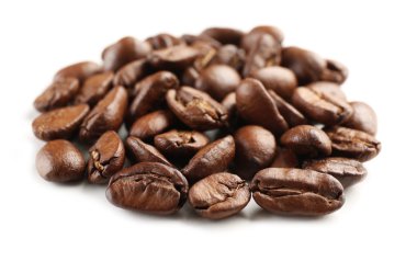 Kahve çekirdekleri beyaz üzerine izole
