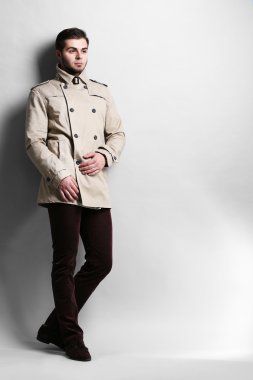 ceket gri arka plan üzerinde genç adam