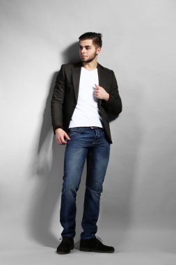 gri zemin üzerine genç adam