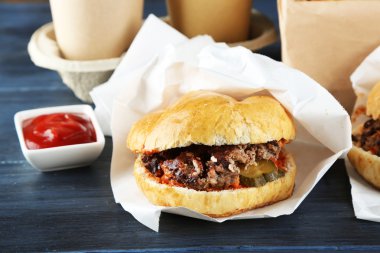Ahşap masa arka plan, yakın çekim sağlıksız gıda kavramı üzerinde lezzetli burger
