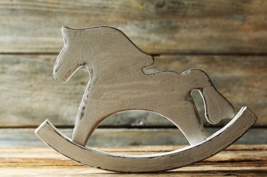 Dekoratif sallanan at üzerinde ahşap masa, yakın çekim