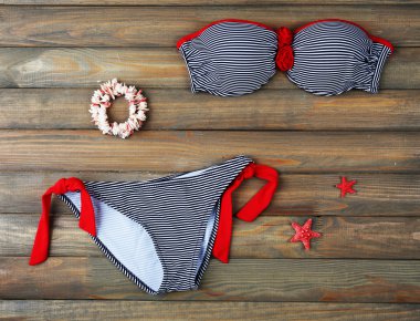 Ahşap arka plan üzerinde mayo