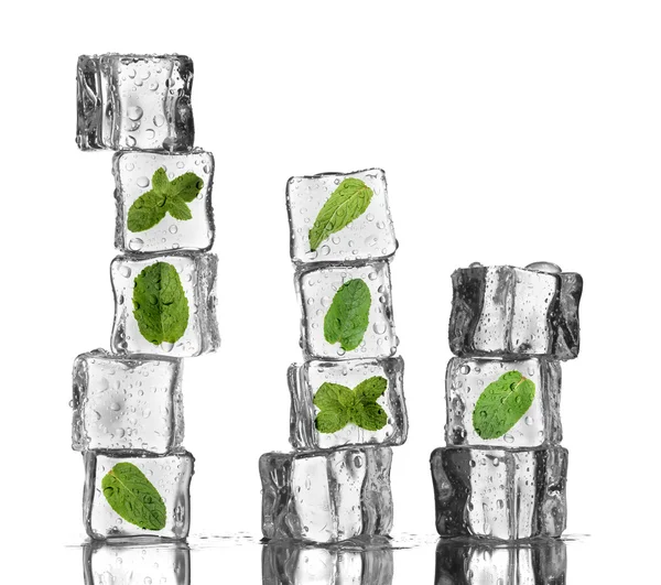 Cubes de glace à la menthe, isolés sur blanc — Photo