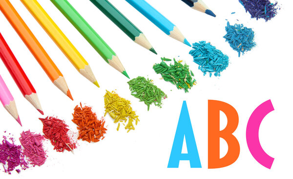 Красочные карандаши, изолированные на белом
