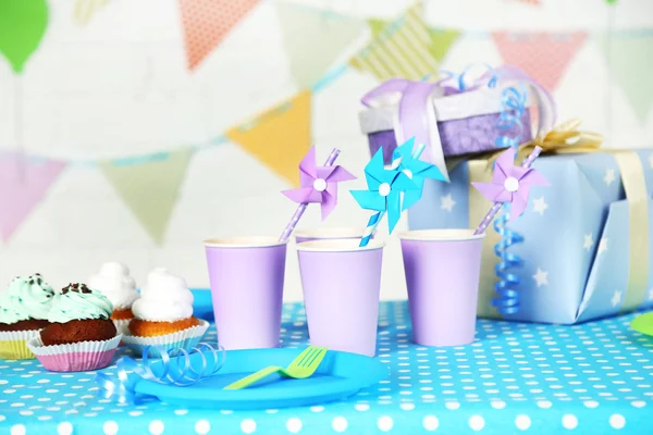 Mesa de cumpleaños preparada para fiesta de niños —  Fotos de Stock