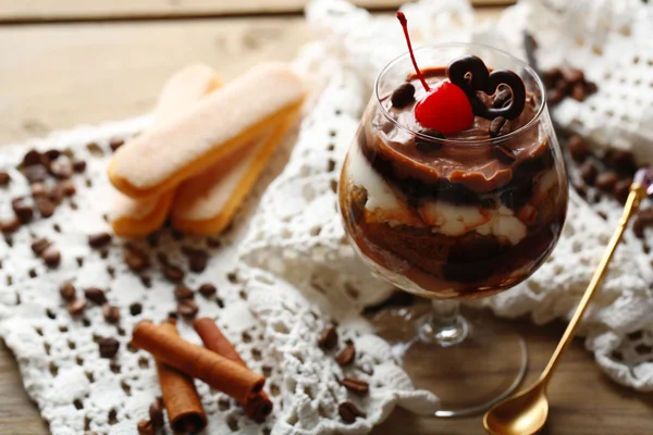 Sabroso postre tiramisú en vidrio, sobre fondo de madera —  Fotos de Stock