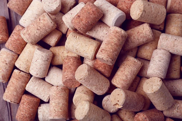 Rolhas de vinho no fundo de mesa de madeira rústica — Fotografia de Stock