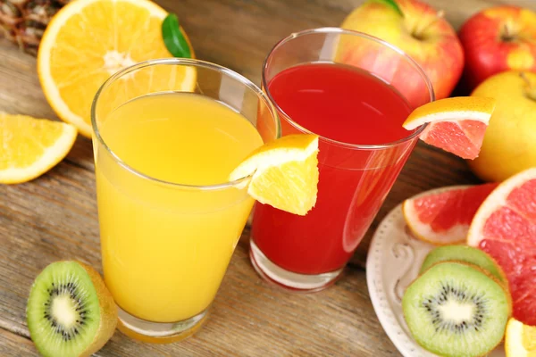 Fresh juices with fruits — Stock Photo, Image