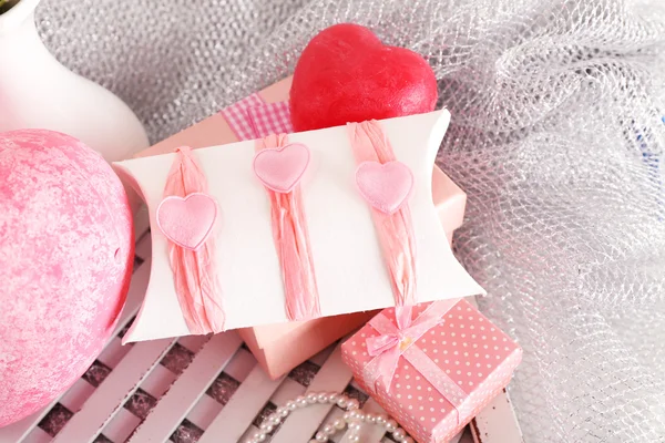 Handgemaakte gift op de dag van de Valentijnskaart, close-up — Stockfoto