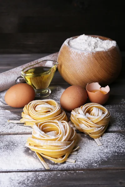 Pasta casera cruda e ingredientes — Foto de Stock