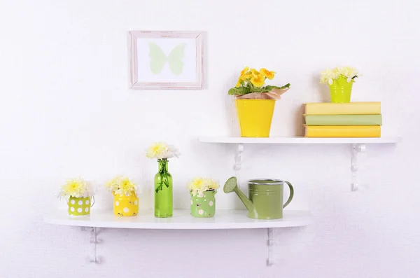 Blomma på hyllorna på vit vägg bakgrund — Stockfoto