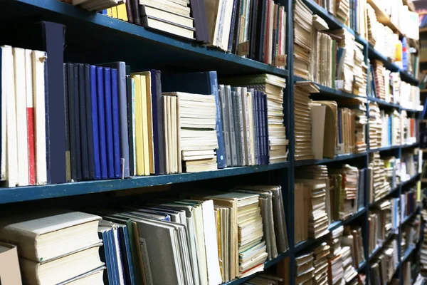 Veel boeken op boekenplank in bibliotheek — Stockfoto