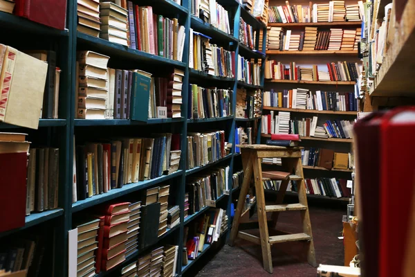 Muchos libros en estantería en la biblioteca — Foto de Stock