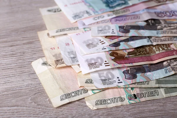 Στοίβα των χρημάτων στο τραπέζι σε κοντινό πλάνο — Φωτογραφία Αρχείου