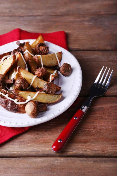 Batatas assadas com cogumelos — Fotografia de Stock
